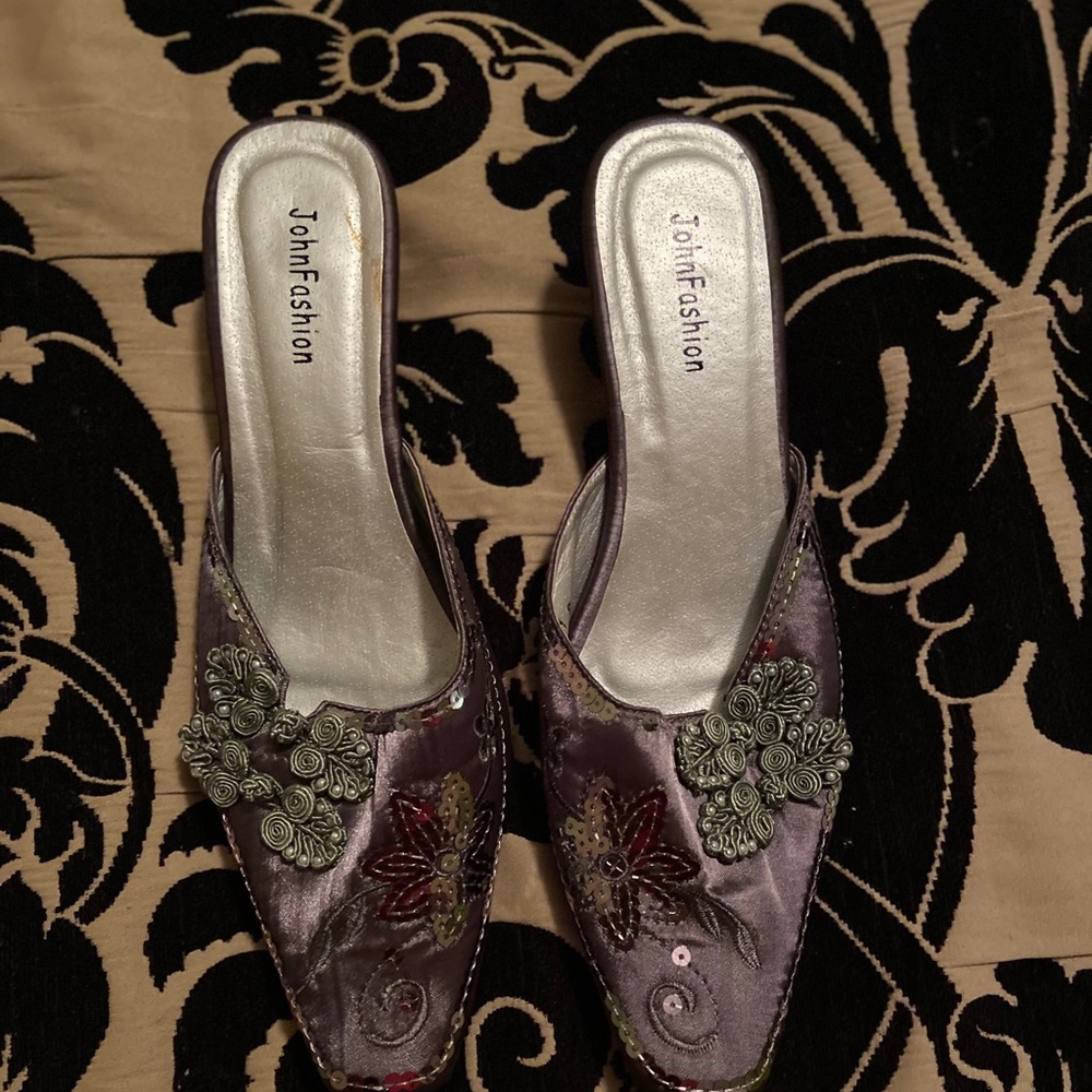 Grey embroidered bareback shoe